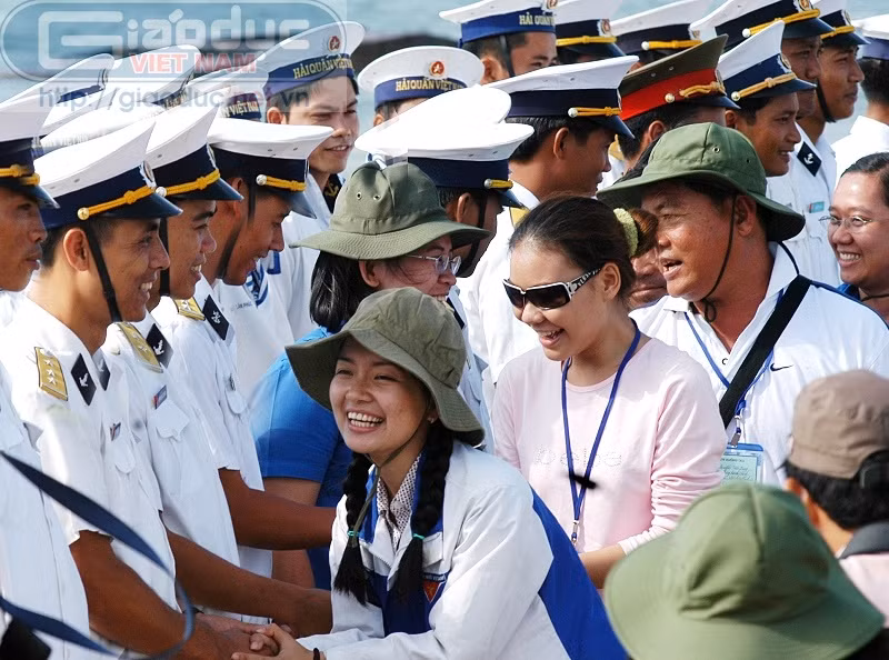 Trao nhau những nụ cười rạng rỡ, ánh mắt mừng vui, những cái bắt tay ấm tình người giữa người đất liền và lính xa nhà. Trao nhau những nụ cười rạng rỡ, ánh mắt mừng vui, những cái bắt tay ấm tình người giữa người đất liền và lính xa nhà.