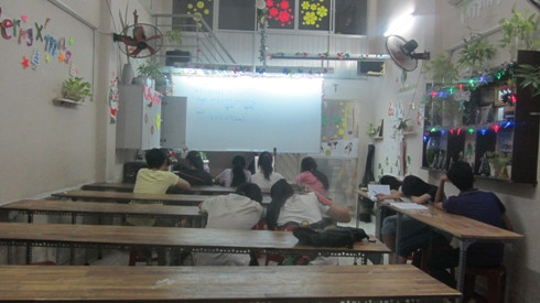 Lớp dạy thêm Toán ở nhà của thầy V. mà phóng viên chụp tối ngày 3/1 (ảnh: P.L) Lớp dạy thêm Toán ở nhà của thầy V. mà phóng viên chụp tối ngày 3/1 (ảnh: P.L)