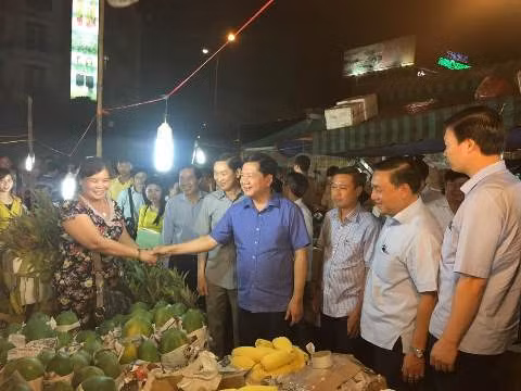 Bí thư Đinh La Thăng trực tiếp xuống thị sát, gặp gỡ các tiểu thương đang kinh doanh (ảnh: P.L) Bí thư Đinh La Thăng trực tiếp xuống thị sát, gặp gỡ các tiểu thương đang kinh doanh (ảnh: P.L)