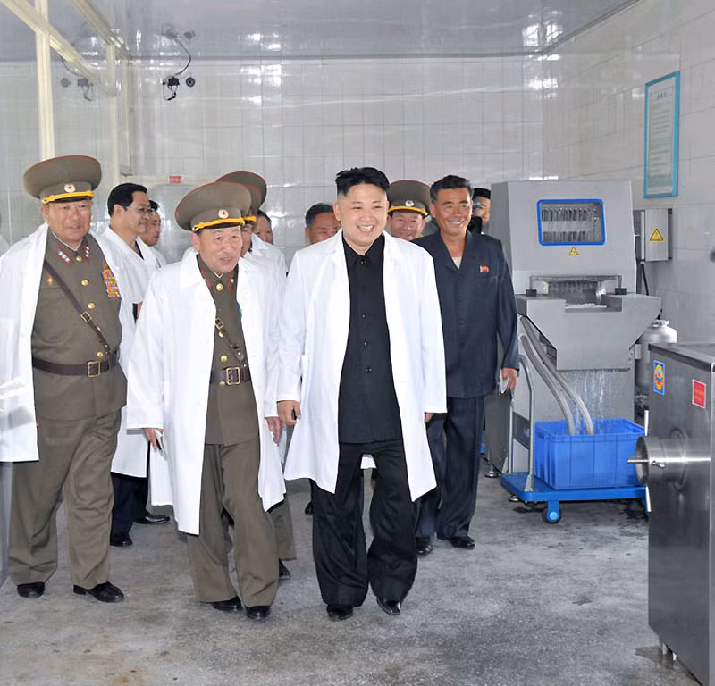 Nhà lãnh đạo Kim Jong-un thị sát một trại nuôi lợn của quân đội Triều Tiên Nhà lãnh đạo Kim Jong-un thị sát một trại nuôi lợn của quân đội Triều Tiên