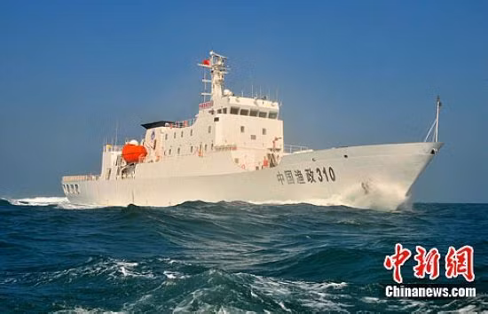 Tàu Ngư chính 310 Trung Quốc án ngữ ngay lối vào đầm phá bãi cạn Scarborough, chiếm quyền kiểm soát bãi cạn này từ Philippines hồi năm ngoái