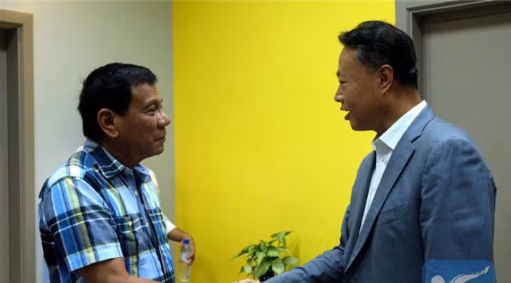 Ngày 16/5/2016, Đại sứ Trung Quốc lấy lòng Tổng thống đắc cử Philippines Rodrigo Duterte. Nguồn ảnh: Apdnews.com