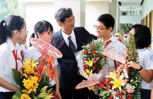 Hình ảnh người thầy giáo chủ nhiệm bên các em học sinh (Ảnh minh họa: giaoduc.net.vn) Hình ảnh người thầy giáo chủ nhiệm bên các em học sinh (Ảnh minh họa: giaoduc.net.vn)