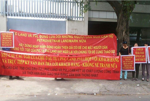 Băng rôn, bảng chữ của khách hàng mua chung cư Petro Vietnam Landmark giăng đầy trước trụ sở của Công ty PVC Land trưa 16/10. Ảnh: Vũ Lê. Băng rôn, bảng chữ của khách hàng mua chung cư Petro Vietnam Landmark giăng đầy trước trụ sở của Công ty PVC Land trưa 16/10. Ảnh: Vũ Lê.