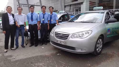 Bà Lành và các tài xế taxi Dầu khí trong một ngày chuẩn bị lên ca - Ảnh: Hoài Nam