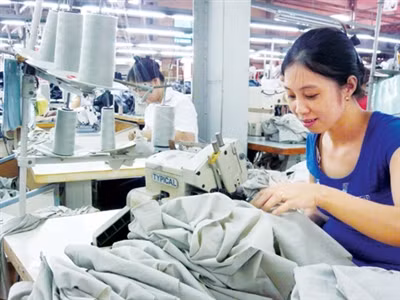 Kẻ khóc người cười là tâm trạng thưởng Tết 2014 (trong ảnh công nhân may mặc ở một DN FDI tại Hà Nội). Ảnh: Phong Cầm.