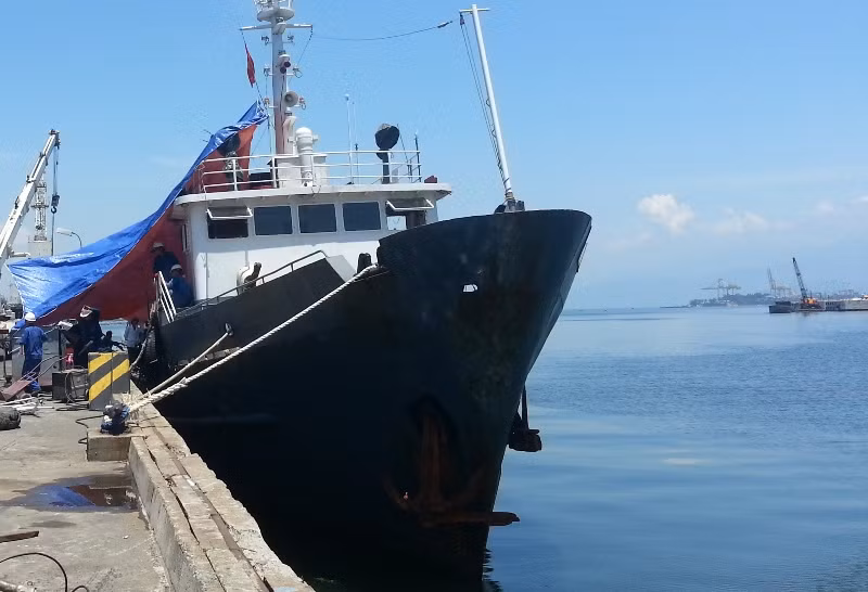 Ngày 26/5, tàu kiểm ngư 703 đang được sửa chữa tại Đà Nẵng sau khi trước đó trong lúc thực hiện nhiệm vụ đẩy đuổi giàn khoan Hải Dương 981 của Trung Quốc hạ đặt trái phép trên vùng biển Việt Nam, bị tàu của Trung Quốc đâm vào gây hư hỏng.