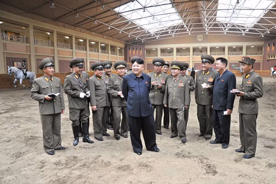 Bên trong trường đua ngựa vừa hoàn thành sau chưa đầy 7 tháng xây dựng. Bên trong trường đua ngựa vừa hoàn thành sau chưa đầy 7 tháng xây dựng.