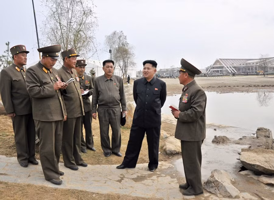 Kim Jong-un căn dặn các thuộc cấp. Kim Jong-un căn dặn các thuộc cấp.