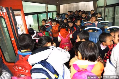 Ngày 22/11, cảnh sát giao thông phát hiện có 64 đứa trẻ được nhét trên chiếc xe bus chỉ có 19 chỗ ngồi ở Tứ Xuyên.
