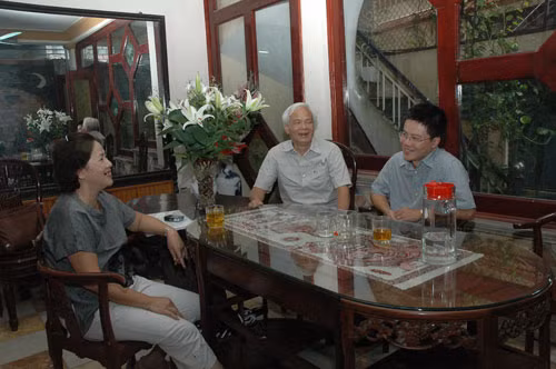 Ngô Bảo Châu và bố mẹ tại nhà riêng Ngô Bảo Châu và bố mẹ tại nhà riêng
