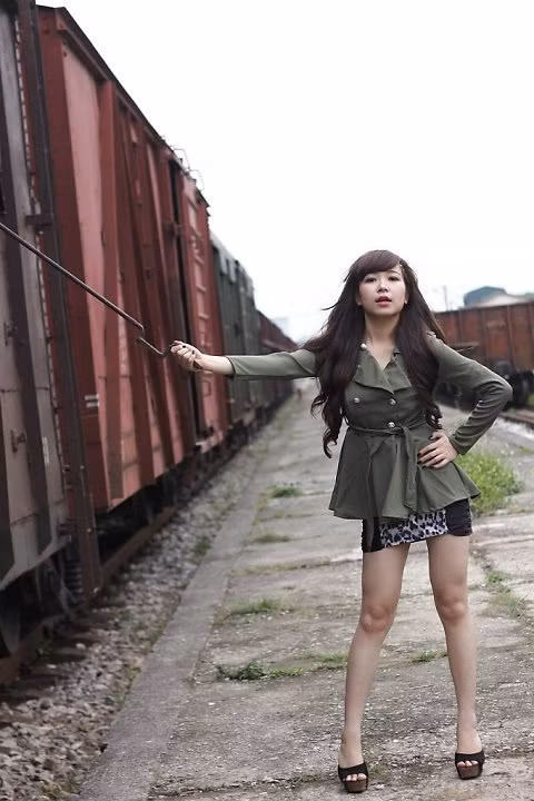 Mấy ngày gần đây, Kim Oanh được nhắc đến nhiều hơn bởi cô đã tham gia đóng clip "Quê tôi Thanh Hóa". Mấy ngày gần đây, Kim Oanh được nhắc đến nhiều hơn bởi cô đã tham gia đóng clip "Quê tôi Thanh Hóa".
