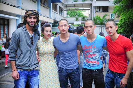 Sau buổi đấu giá, sáng nay các "trai đẹp" đã có buổi làm tự thiện tại bệnh viện Từ Dũ và bệnh viện Chợ Rẫy