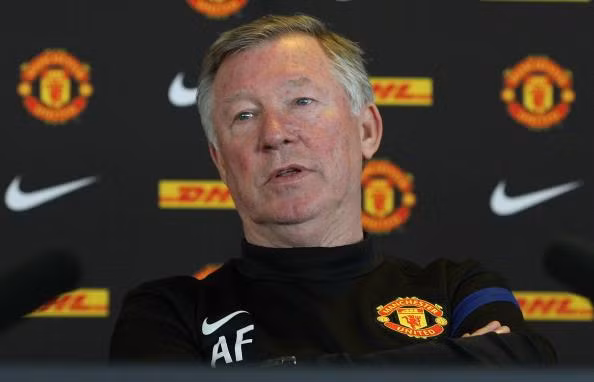 Mở đầu buổi họp báo trước vòng đấu thứ 2 của Premier League và ra mắt tân binh Alexander Buttner, Sir Alex đã hết lời khen ngợi màn trình diễn của cậu học trò người Nhật Bản Shinji Kagawa trong trận đấu với Everton: “Cậu ấy đã có trận đấu xuất sắc hôm thứ Hai. Cậu ấy là một cầu thủ tuyệt vời, thăng bằng rất tốt và chơi bóng được cả hai chân. Chúng tôi thật sự rất hài lòng về những gì cậu ấy đã thể hiện.”