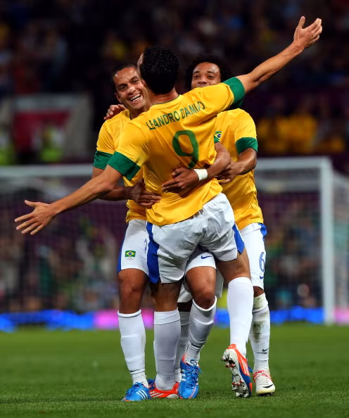 Leandro Damiao tiếp tục tỏa sáng với một cú đúp, anh tiếp tục dẫn đầu danh sách vua phá lưới ở Olympic 2012 với 6 bàn thắng. Leandro Damiao tiếp tục tỏa sáng với một cú đúp, anh tiếp tục dẫn đầu danh sách vua phá lưới ở Olympic 2012 với 6 bàn thắng.