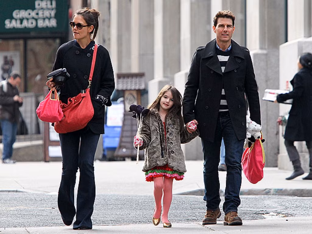 Ngôi sao của Rock of Ages (49 tuổi) đã tiến tới hôn nhân với nữ diễn viên Katie Holmes (33 tuổi) tháng 11 năm 2006 tại một lâu đài được xây dựng từ thế kỷ 15 ở Italia.