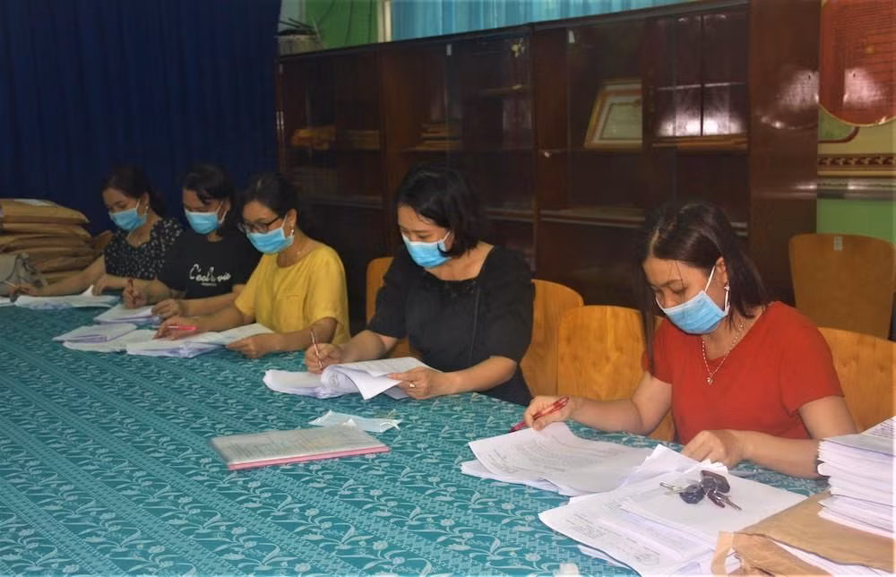 Giáo viên Trường Tiểu học Phú Hòa 3 thực hiện đánh dấu khóa bài thi của học sinh. Ảnh: Hữu Đức