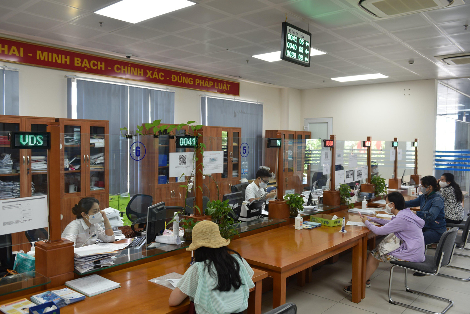 Bảo hiểm xã hội Việt Nam luôn nỗ lực đưa các chính sách hỗ về bảo hiểm xã hội, bảo hiểm thất nghiệp đến doanh nghiệp và người lao động một cách nhanh nhất. (Nguồn ảnh: Bảo hiểm xã hội Thành phố Hà Nội) Bảo hiểm xã hội Việt Nam luôn nỗ lực đưa các chính sách hỗ về bảo hiểm xã hội, bảo hiểm thất nghiệp đến doanh nghiệp và người lao động một cách nhanh nhất. (Nguồn ảnh: Bảo hiểm xã hội Thành phố Hà Nội)
