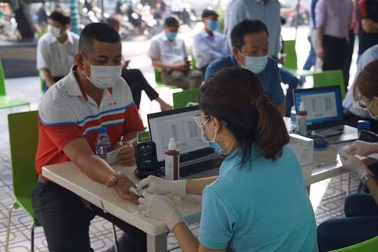 Người lao động dầu khí đăng ký tham gia hiến máu tại Thành phố Hồ Chí Minh.