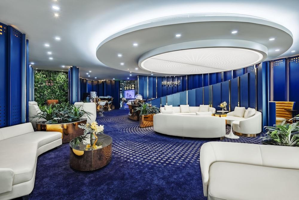 SHB First Club gây ấn tượng mạnh với không gian tổng hòa của sự sang trọng thời thượng với President Suite, phòng hút Cigar riêng tư, khu massage giữa vườn cây, khu làm việc biệt lập, tầm nhìn ra đường băng…