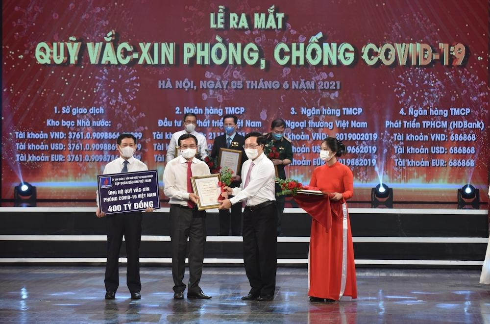 Chủ tịch Hội đồng thành viên Petrovietnam Hoàng Quốc Vượng trao số tiền ủng hộ 400 tỉ đồng cho Quỹ vắc-xin phòng, chống Covid-19 Chủ tịch Hội đồng thành viên Petrovietnam Hoàng Quốc Vượng trao số tiền ủng hộ 400 tỉ đồng cho Quỹ vắc-xin phòng, chống Covid-19