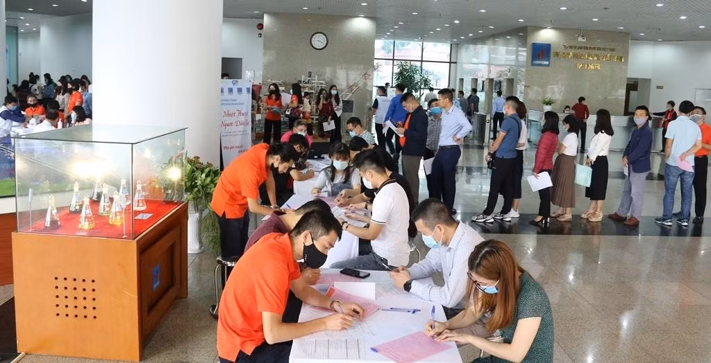 Đông đảo đoàn viên thanh niên các đơn vị PV Power, PVChem, VPI, PVEP tham gia hiến máu tình nguyện tại Hà Nội