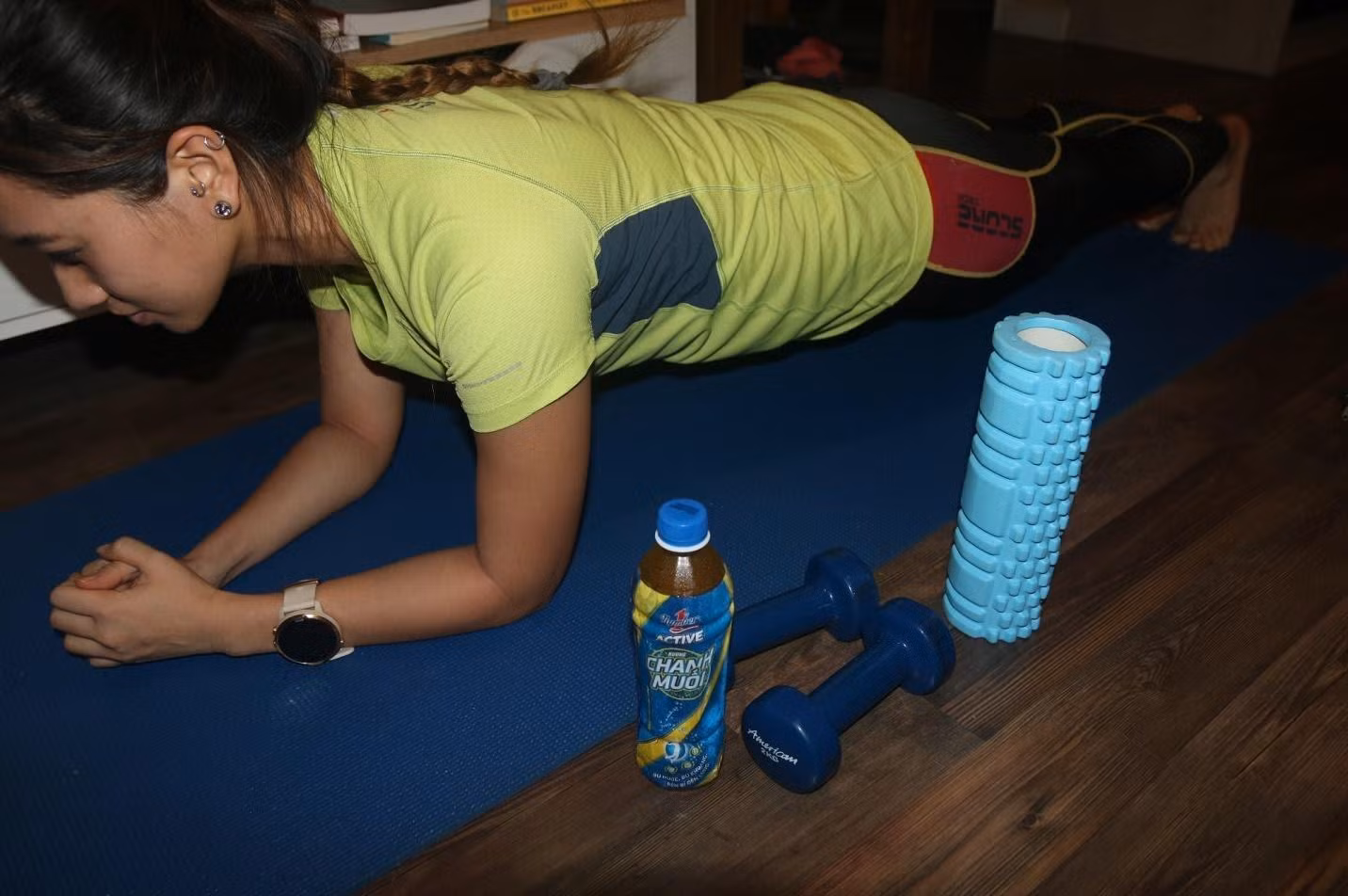 Thanh Vũ mướt mồ hôi với các bài tập plank (ảnh: Thanh Vũ)