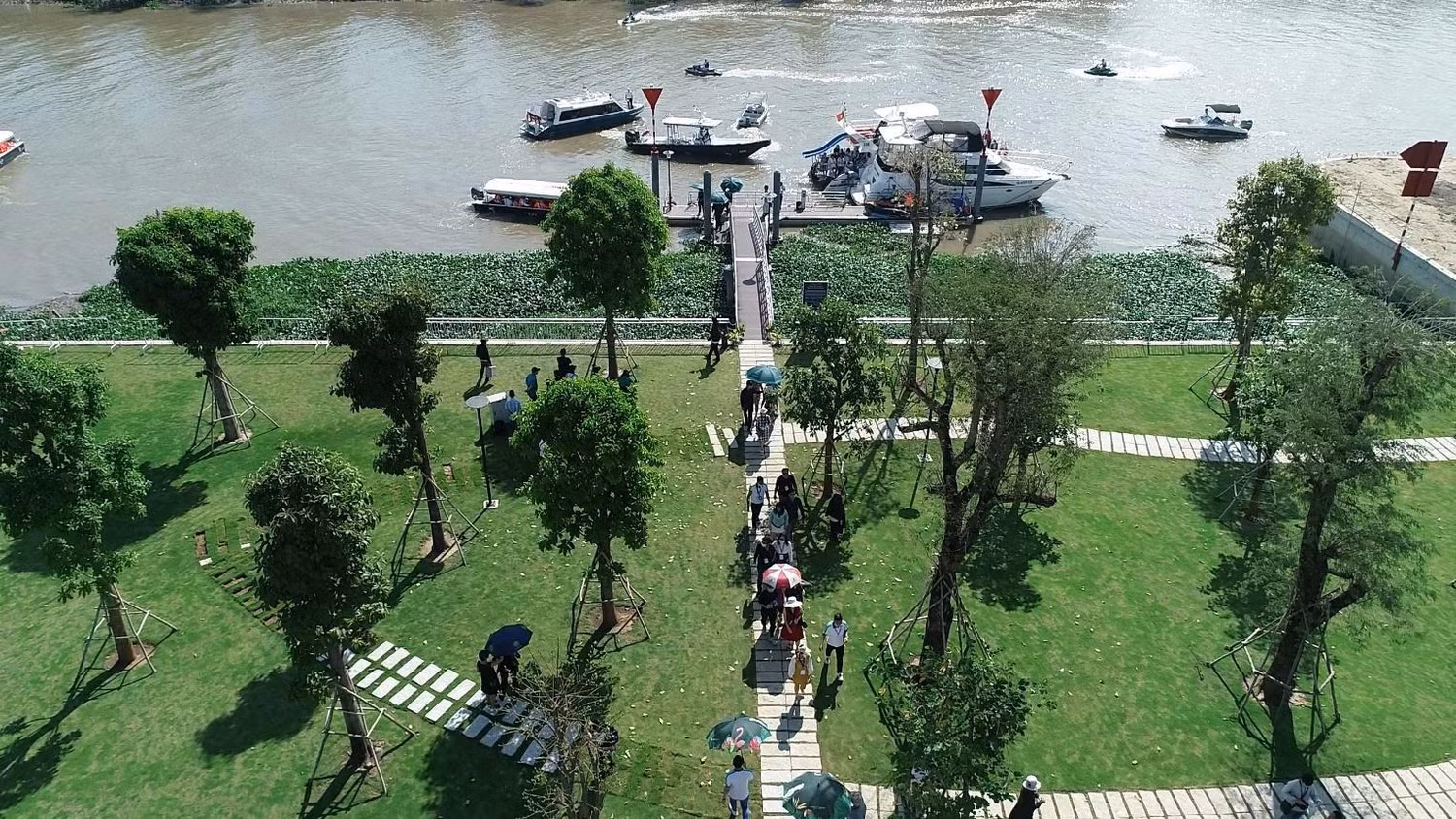 Khách hàng thích thú khi trải nghiệm không gian sống sinh thái tại Aqua City. Ảnh: Novaland.