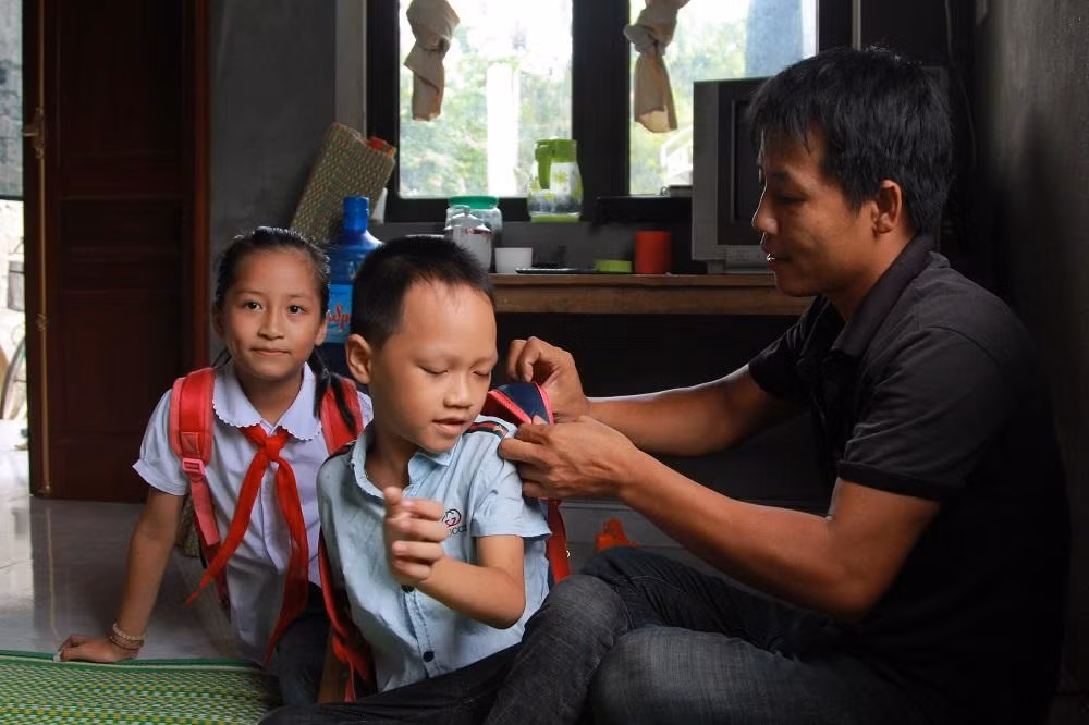 Anh Hào vừa làm bố vừa làm mẹ, lo cho các con. (Ảnh: Mạnh Đoàn) Anh Hào vừa làm bố vừa làm mẹ, lo cho các con. (Ảnh: Mạnh Đoàn)