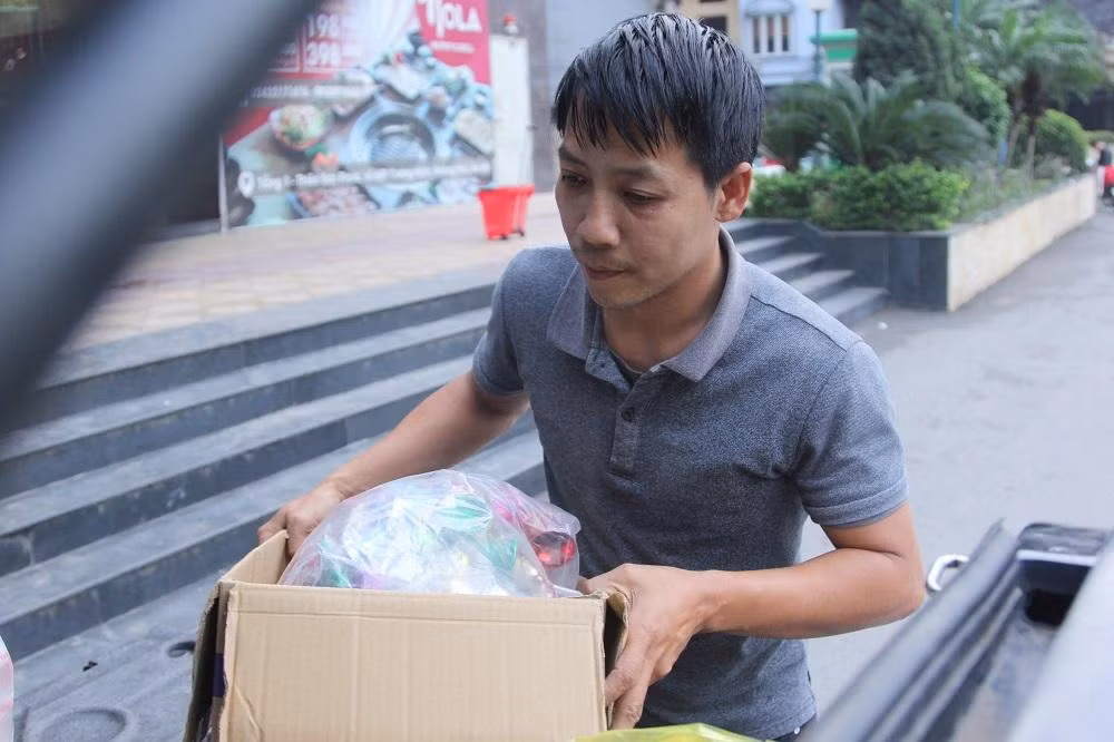 Anh Hào đi vận chuyển văn phòng phẩm ở trung tâm thành phố. (Ảnh tư liệu: Mạnh Đoàn) Anh Hào đi vận chuyển văn phòng phẩm ở trung tâm thành phố. (Ảnh tư liệu: Mạnh Đoàn)
