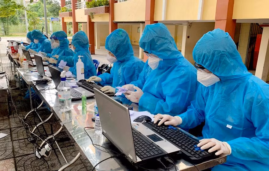 Nhựt Linh được phân công dán “code” và nhập liệu. (Ảnh: Nhân vật cung cấp).