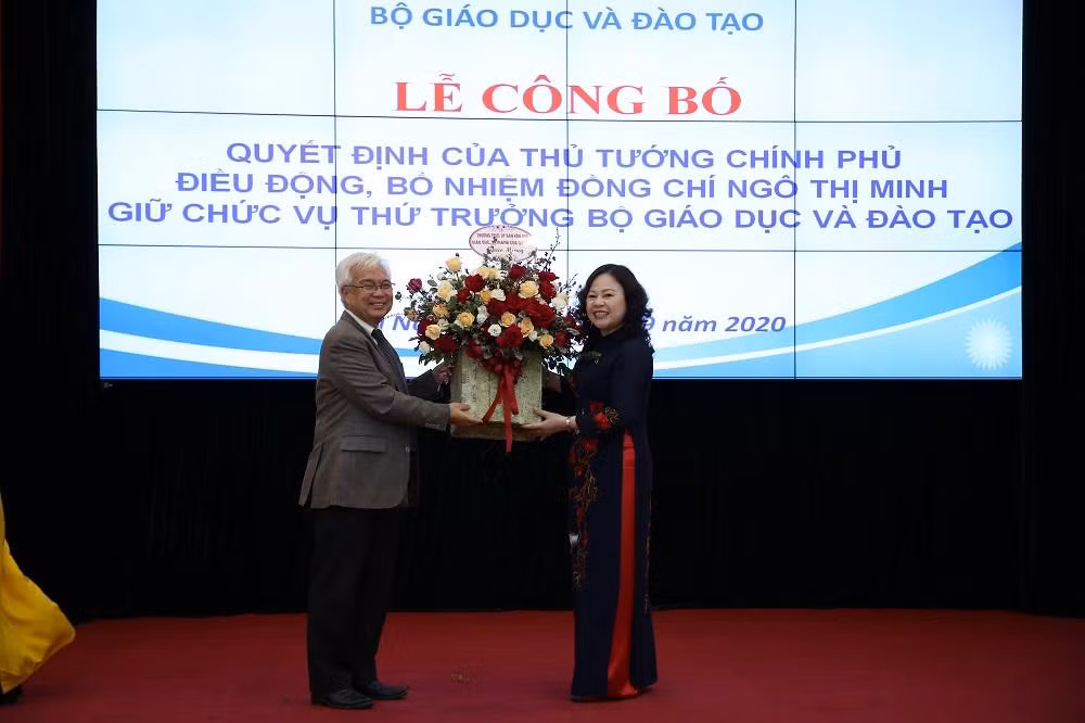 Phó giáo sư Phan Thanh Bình - Ủy viên Trung ương Đảng, Chủ nhiệm Ủy ban Văn hóa, Giáo dục, Thanh niên, Thiếu niên và Nhi đồng của Quốc hội tặng hoa chúc mừng Thứ trưởng Ngô Thị Minh. Ảnh: Thế Đại.