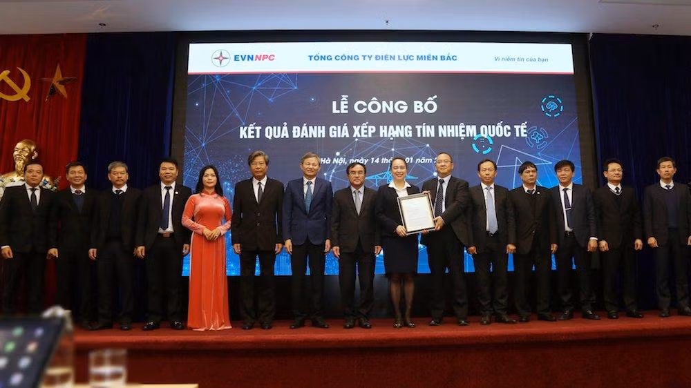Ban lãnh đạo Tổng công ty Điện lực miền Bắc nhận chứng nhận xếp hạng ở mức BB của Fitch Ratings dưới sự chứng kiến của lãnh đạo Tập đoàn Điện lực Việt Nam