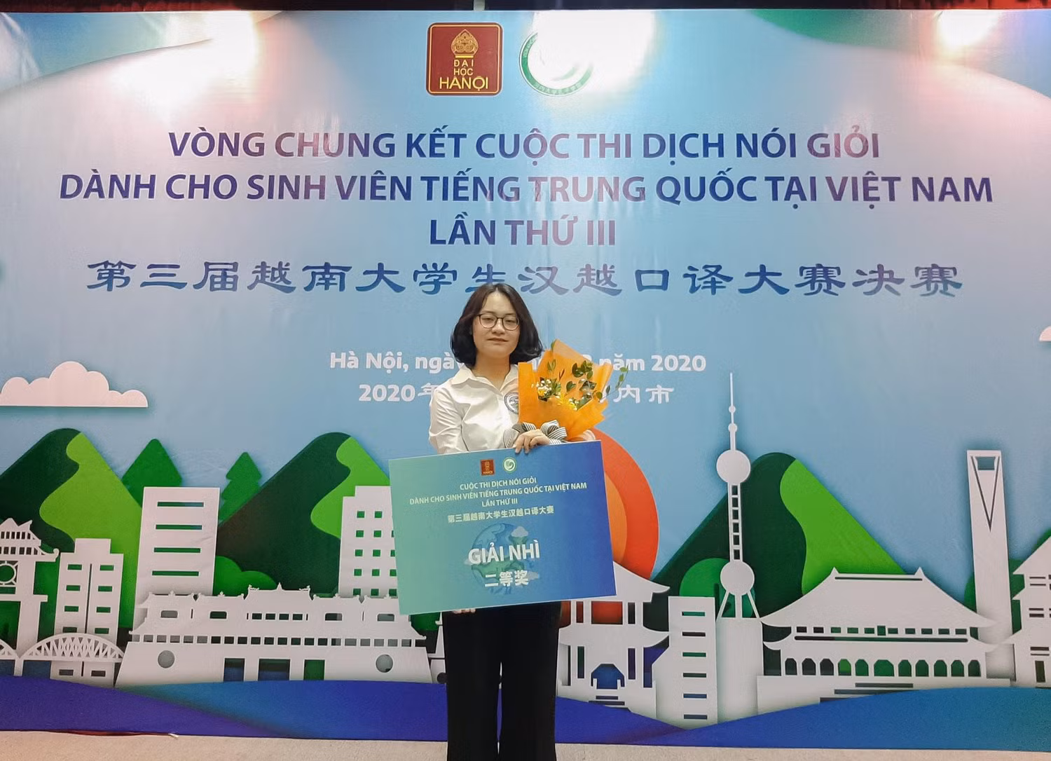 Nguyễn Thị Thu Trang đạt giải nhì cuộc thi dịch nói giỏi dành cho sinh viên tiếng Trung Quốc tại Việt Nam lần thứ III, do Viện Khổng Tử tổ chức. (Ảnh: Nhân vật cung cấp)
