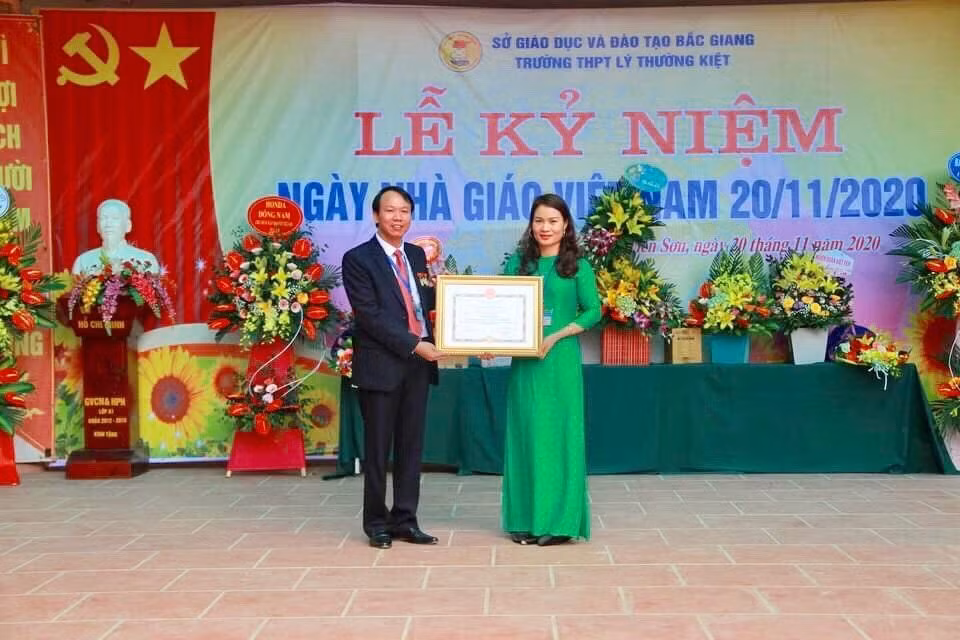Cô Phan Thị Hiến (bên phải) thường xuyên tham gia các cuộc thi khác và đạt nhiều thành tích. (Ảnh: Nhân vật cung cấp)