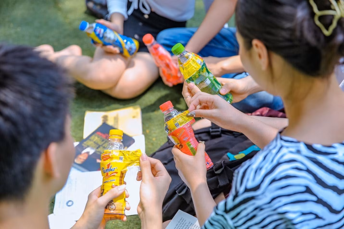 Chương trình “Xé ngay trúng liền” của Tân Hiệp Phát đã trao hơn 300 ngàn giải thưởng, trong đó có 03 giải 100 triệu đồng và có thể sắp tới là giải 1,2 tỷ đồng cho khách hàng trong hè năm nay. (ảnh tư liệu tháng 4/2021)