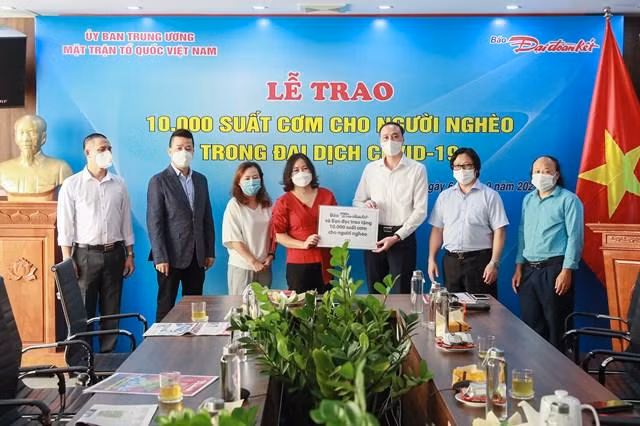 Phó Chủ tịch Ủy ban Trung ương Mặt trận Tổ quốc Việt Nam Phùng Khánh Tài trao bảng tượng trưng 10.000 suất cơm cho người nghèo đến Bếp ăn 0 đồng của chị Nguyễn Hoài Sương. Ảnh: Quang Vinh. Phó Chủ tịch Ủy ban Trung ương Mặt trận Tổ quốc Việt Nam Phùng Khánh Tài trao bảng tượng trưng 10.000 suất cơm cho người nghèo đến Bếp ăn 0 đồng của chị Nguyễn Hoài Sương. Ảnh: Quang Vinh.
