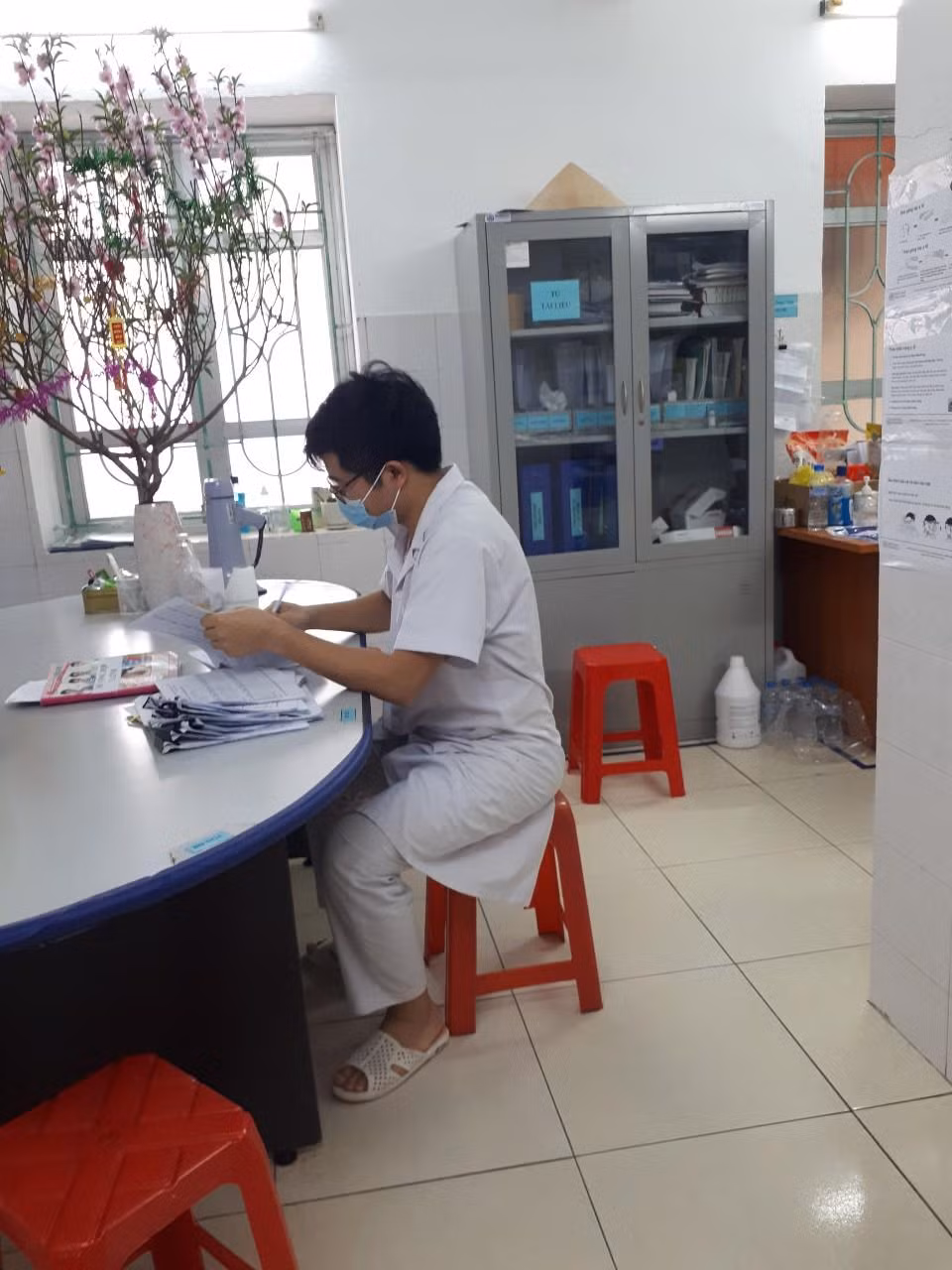 Đối với bác sĩ Thắng, những ngày này anh được học nhiều kiến thức, kĩ năng mới trong việc chữa trị cho các bệnh nhân Covid-19. Ảnh: Nhân vật cung cấp Đối với bác sĩ Thắng, những ngày này anh được học nhiều kiến thức, kĩ năng mới trong việc chữa trị cho các bệnh nhân Covid-19. Ảnh: Nhân vật cung cấp