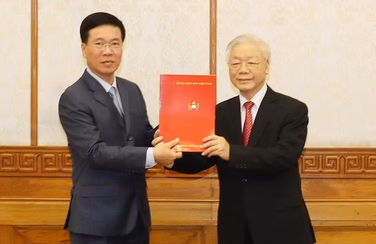 Tổng Bí thư, Chủ tịch nước Nguyễn Phú Trọng trao quyết định của Bộ Chính trị phân công đồng chí Võ Văn Thưởng giữ chức Thường trực Ban Bí thư. Tổng Bí thư, Chủ tịch nước Nguyễn Phú Trọng trao quyết định của Bộ Chính trị phân công đồng chí Võ Văn Thưởng giữ chức Thường trực Ban Bí thư.