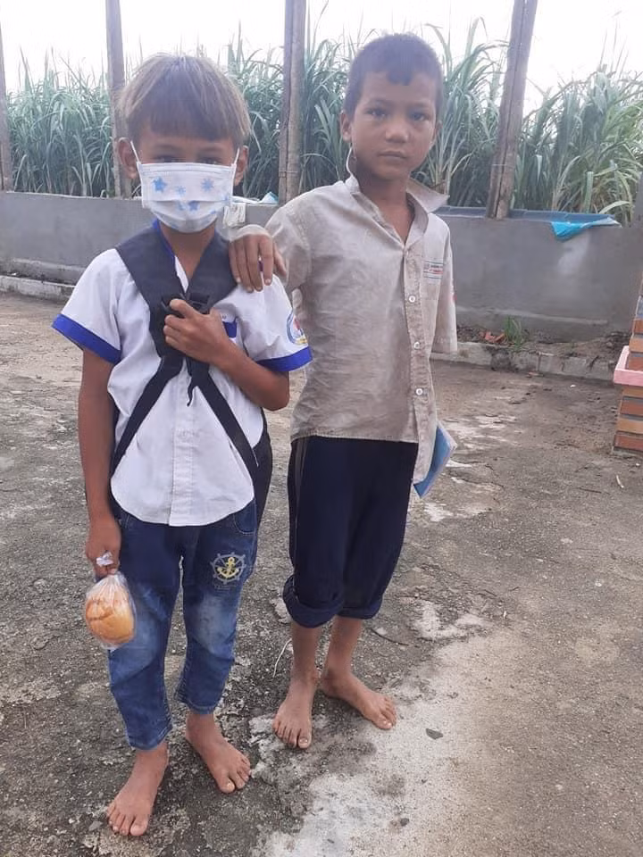 Con cái vừa lớn lên một chút đều cùng bố mẹ đi làm. (Ảnh do tác giả cung cấp) Con cái vừa lớn lên một chút đều cùng bố mẹ đi làm. (Ảnh do tác giả cung cấp)