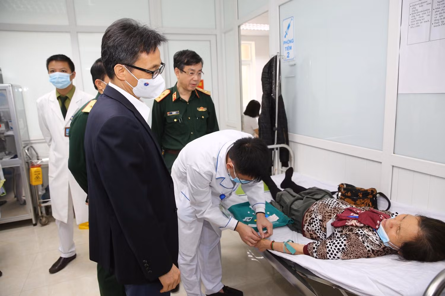 Phó Thủ tướng Vũ Đức Đam động viên và cám ơn các tình nguyện viên tham gia thử nghiệm vaccine Nano Covax. Ảnh: VGP/Đình Nam