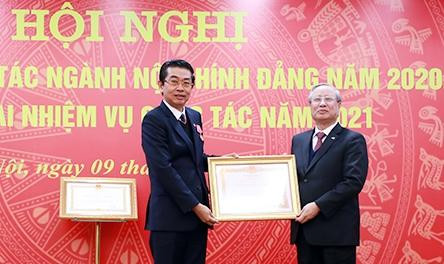 Đồng chí Trần Quốc Vượng trao Huân chương Lao động hạng Nhất cho đồng chí Võ Văn Dũng. Đồng chí Trần Quốc Vượng trao Huân chương Lao động hạng Nhất cho đồng chí Võ Văn Dũng.