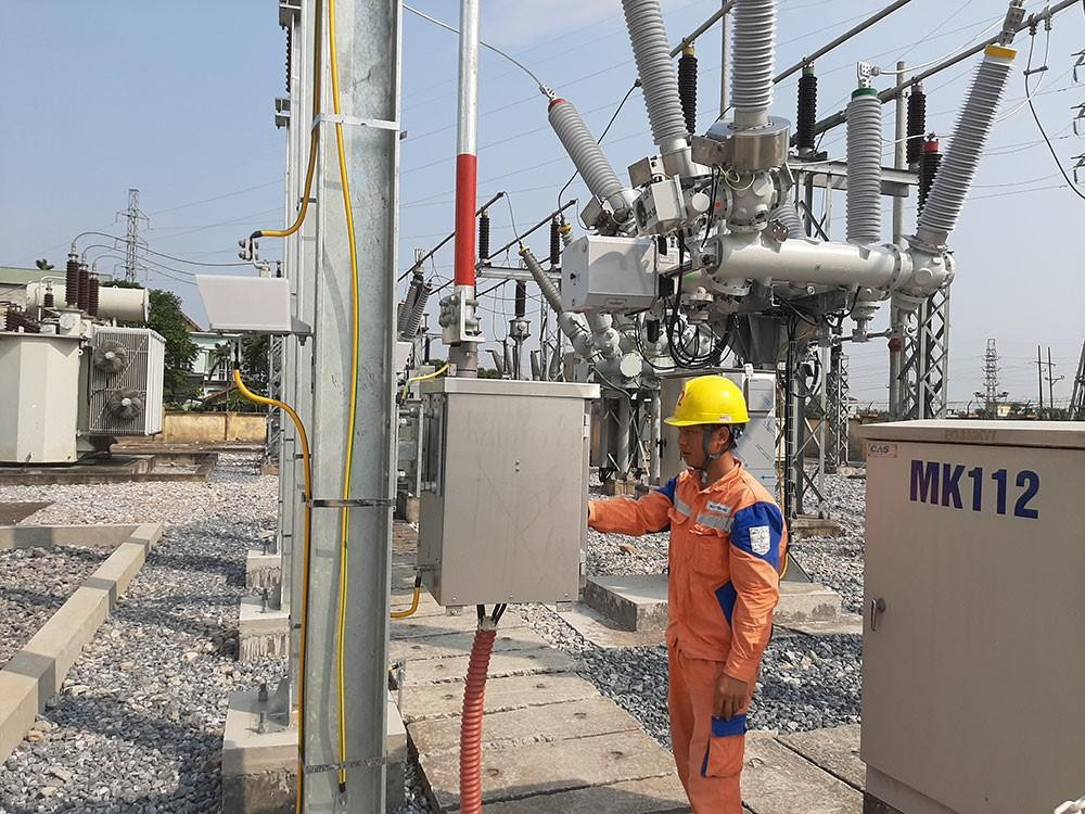 Công nhân Công ty Điện lực Hà Nam kiểm tra kỹ thuật tại TBA 110 kV Thạch Tổ, xã Thanh Hà (Thanh Liêm) phục vụ đảm bảo điện cho các trạm bơm phục vụ bơm nước đổ ải vụ Đông Xuân 2020-2021.