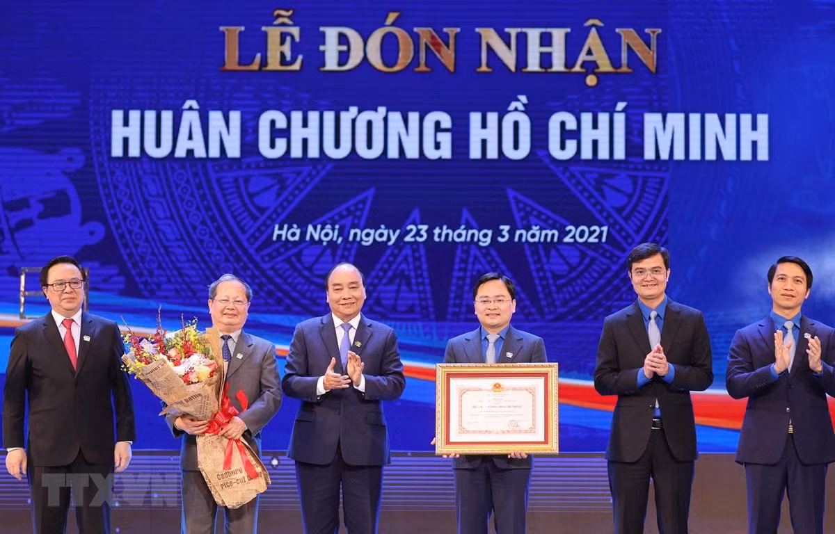 Thủ tướng Nguyễn Xuân Phúc, Chủ tịch Hội đồng Thi đua-Khen thưởng Trung ương trao tặng Huân chương Hồ Chí Minh lần thứ 3 cho Đoàn Thanh niên Cộng sản Hồ Chí Minh. (Ảnh: Trọng Đức/TTXVN)