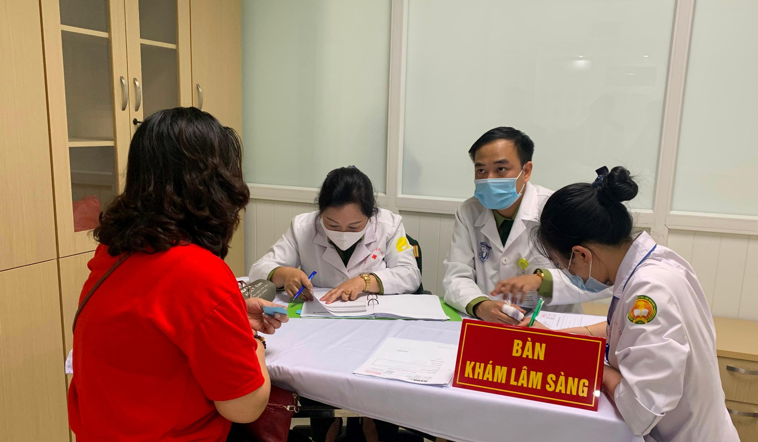 Các tình nguyện viên đến khám sàng lọc tại buổi đầu tiên tiêm thử nghiệm giai đoạn 2 vaccineNano Covax ở Học viện Quân Y. Ảnh: VGP/Hiền Minh