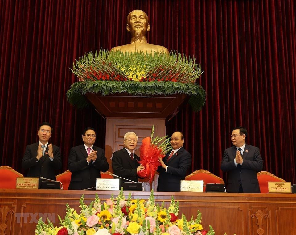 Ngày 31/1, tại Hội nghị lần thứ nhất Ban Chấp hành Trung ương khóa XIII, đồng chí Nguyễn Phú Trọng tiếp tục được tín nhiệm bầu giữ cương vị Tổng Bí thư Ban Chấp hành Trung ương Đảng Cộng sản Việt Nam. (Ảnh TTXVN) Ngày 31/1, tại Hội nghị lần thứ nhất Ban Chấp hành Trung ương khóa XIII, đồng chí Nguyễn Phú Trọng tiếp tục được tín nhiệm bầu giữ cương vị Tổng Bí thư Ban Chấp hành Trung ương Đảng Cộng sản Việt Nam. (Ảnh TTXVN)