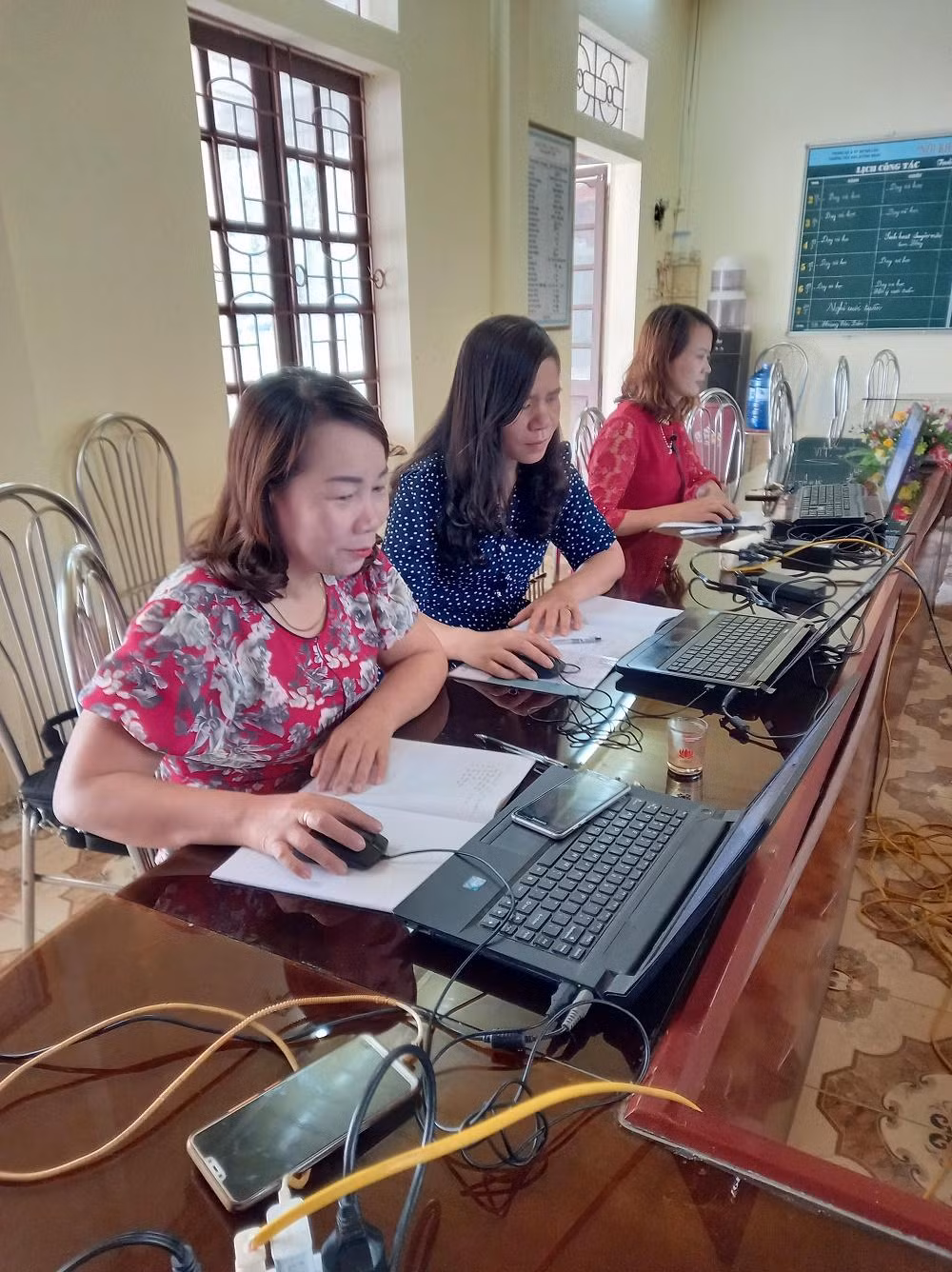 Giáo viên Trường Tiểu học Quỳnh Ngọc - Quỳnh Lưu- Nghệ An đang xây dựng bài học STEM. (Ảnh do tác giả cung cấp)
