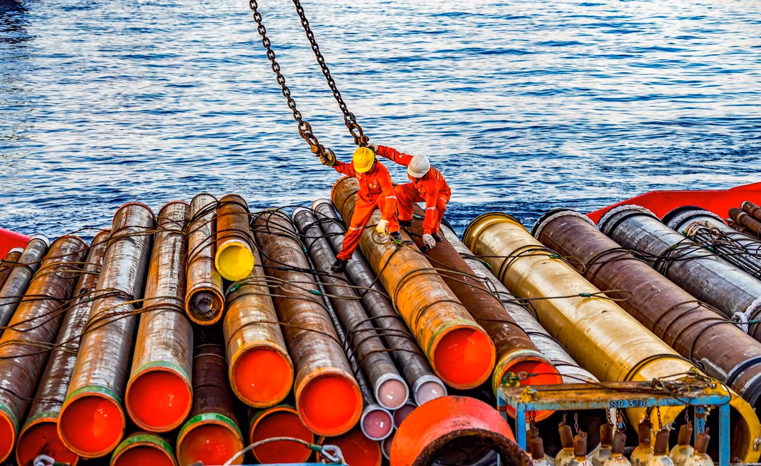 Người lao động dầu khí làm việc trên công trình biển Người lao động dầu khí làm việc trên công trình biển