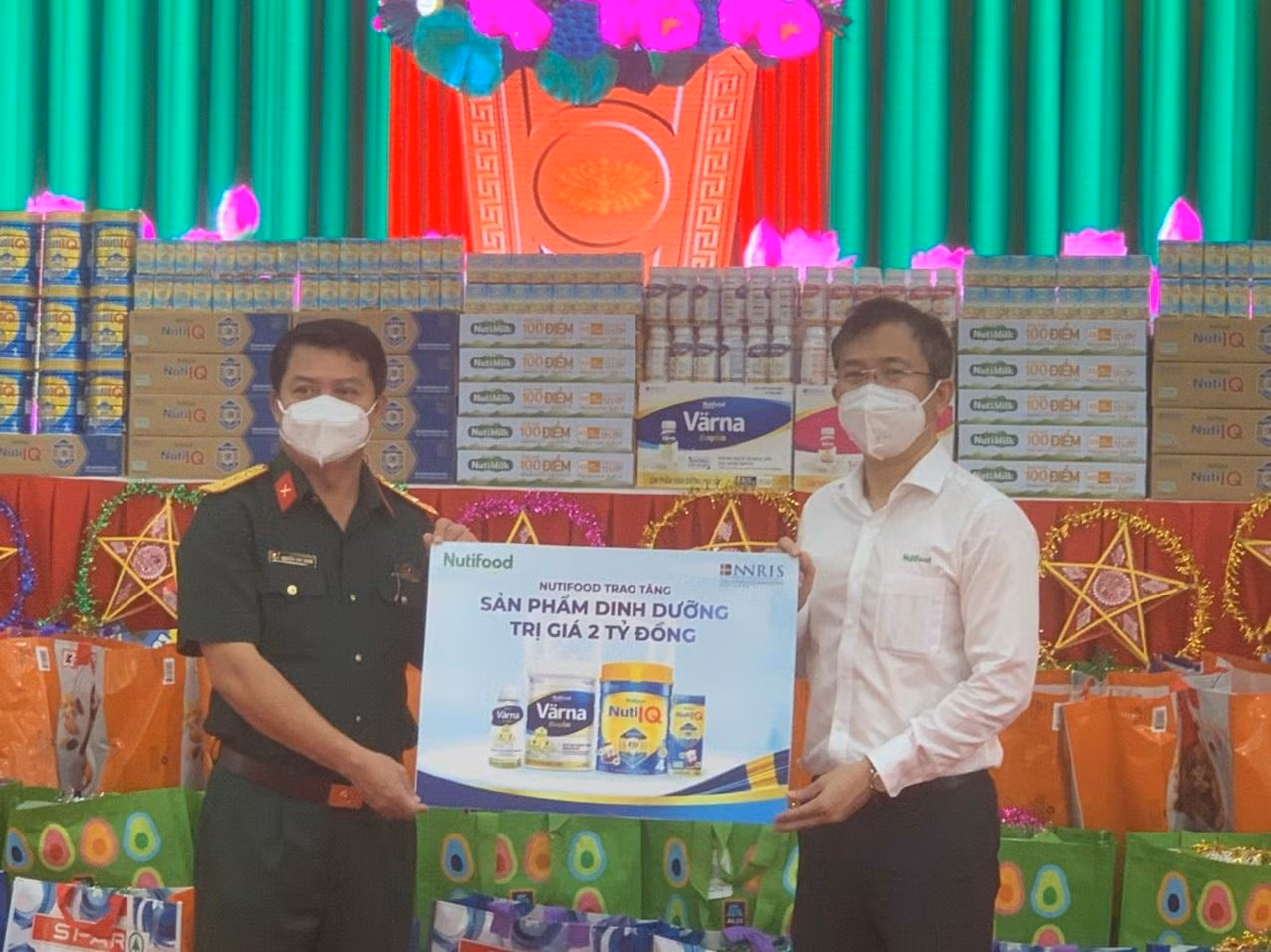 Nutifood trao tặng 6.500 sản phẩm dinh dưỡng trị giá 2 tỷ đồng cho các em nhỏ và bệnh nhân đang điều trị tại hơn 40 bệnh viện dã chiến, khu cách ly Nutifood trao tặng 6.500 sản phẩm dinh dưỡng trị giá 2 tỷ đồng cho các em nhỏ và bệnh nhân đang điều trị tại hơn 40 bệnh viện dã chiến, khu cách ly