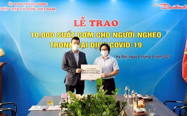 Quyền Tổng Biên tập Lê Anh Đạt nhận bảng tượng trưng số tiền 200 triệu đồng hỗ trợ chương trình từ ông Nguyễn Đại Huệ, Tổng Giám đốc Công ty CP thực phẩm Bảo Hưng. Ảnh: Quang Vinh. Quyền Tổng Biên tập Lê Anh Đạt nhận bảng tượng trưng số tiền 200 triệu đồng hỗ trợ chương trình từ ông Nguyễn Đại Huệ, Tổng Giám đốc Công ty CP thực phẩm Bảo Hưng. Ảnh: Quang Vinh.